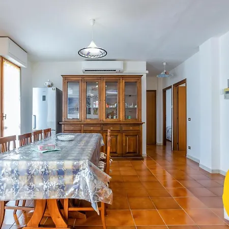 Lägenhet Cozy With Balcony!