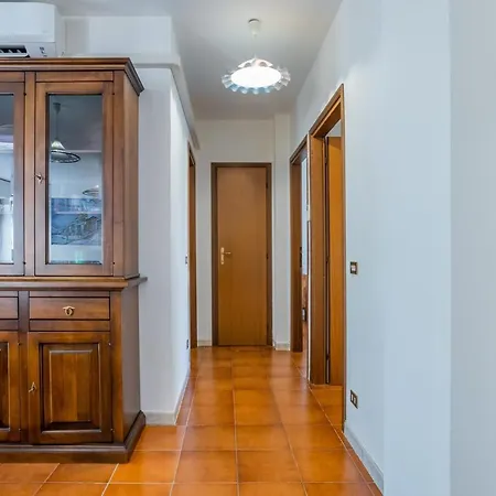 Cozy With Balcony! Lägenhet Viareggio