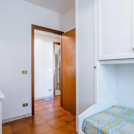 Cozy With Balcony! Lägenhet Viareggio