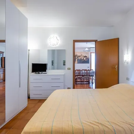 Cozy With Balcony! *